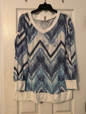 Honeyme Ladies Blue Chevron V-Neck Pullover M